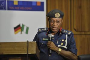 Evans Enwurum, stellvertretender kommandierender General (Operationen) des Nigeria Security and Civil Defence Corps (NSCDC) spricht auf dem Town-Hall-Meeting am 2. Februar 2015 in Kaduna, Nigeria.