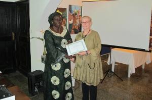 Hildegard Behrendt-Kigozi, die Leiterin des Büros der Konrad-Adenauer-Stiftung in Nigeria überreicht einer Teilnehmern des Workshops zur Erstellung von Training-Manuals für nigerianische Sicherheitskräfte am 26. November 2014 in Abuja ein Teilnahmezertifikat.