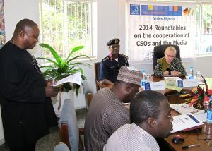 Was erwarten Sicherheitskräfte von Medien und zivilgesellschaftlichen Organisationen? Runder Tisch der Konrad-Adenauer-Stiftung am 11. November 2014 in Abuja, Nigeria.