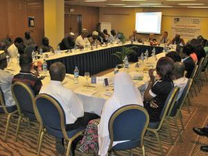Wie können nigerianische und internationale Medien sowie zivilgesellschaftliche Organisationen bei der Berichterstattung über Terrorismus und die kommenden Wahlen zusammenarbeiten? Die Gäste eines Runden Tisches der Konrad-Adenauer-Stiftung am 21. Oktober 2014 in Abuja, Nigeria.