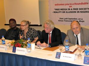 Head of the Konrad-Adenauer-Foundation in Nigeria Hildegard Behrendt-Kigozi with the German Ambassador in Nigeria Michael Peter Zenner and the press and culture advisor of the German Embassy Burkard Weth (r.) during a roundtable discussion on the relation of media and society.