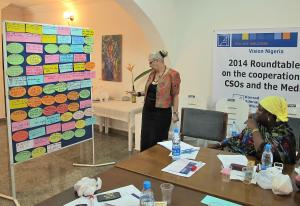 Die Landesdirektorin der Konrad-Adenauer-Stiftung Hildegard Behrendt-Kigozi währen eines Runden Tisches zur politischen Bildung für Wähler am 9. September 2014 in den Räumen der Konrad-Adenauer-Stiftung in Abuja, Nigeria.