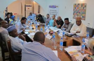 Die Teilnehmer des Runden Tisches zum Einfluss von Medienberichten und der Aktivitäten der zivilgesellschaftlichen Organisationen auf Politiker trafen sich am 22. Juli 2014 in den Räumen der Konrad-Adenauer-Stiftung Abuja, Nigeria.