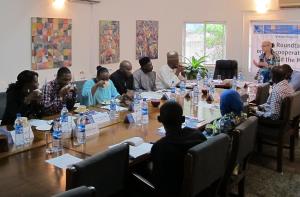 Die Teilnehmer des Runden Tisches zum Einfluss von Medienberichten und der Aktivitäten der zivilgesellschaftlichen Organisationen auf Politiker trafen sich am 22. Juli 2014 in den Räumen der Konrad-Adenauer-Stiftung Abuja, Nigeria.