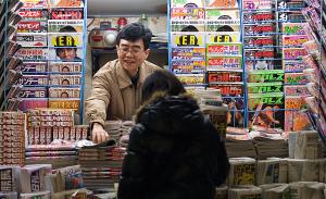 Newspaper shop in Asia. | picture: Francisco Delatorre/Flickr