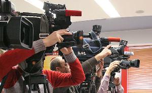 camerateams during a press conference | Photo: Wikimedia