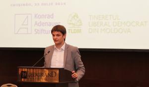 Andrei Spinu, der TLDM Vorsitzende, gratuliert den Teilnehmern zum Abschluss der Politischen Akademie 2014.