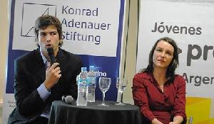 Gustavo Senetiner, Vorstand der Jungen PRO, und Frau Doktor Kristin Wesemann, Leiterin der Konrad-Adenauer-Stiftung Argentinen e.V.