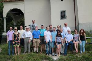 Auf den Spuren von Konrad Adenauer. Die Teilnehmer während eines Ausflugs zur San Martino Kirche.