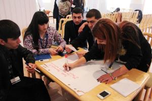 Politische Nachwuchskräfte aus den Regionen Armeniens lernen politisches Marketing.
