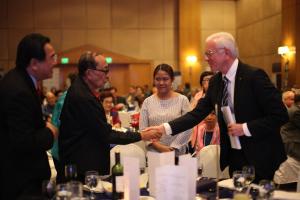 Dr. Pöttering shakes hands with former Philippine President Ramos, with Senator Binay and Congressman Rodriguez looking on