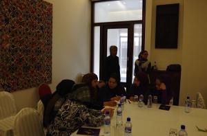 Teilnehmerinnen des Workshops diskutieren eine mögliche Agenda für die Zusammenarbeit mit der pakistanischen Frauenorganisation "Behbud".