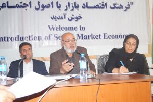 Professor Banwal, Projektkoordinator der KAS Kabul, bei der Beantwortung von Fragen zum Vortrag über Grundlagen der Sozialen Marktwirtschaft an der Universität Herat am 20. Oktober 2013.