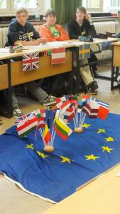 Schüler Jgst. 10 mit Europa-Fahne