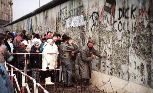 People want to take a pice of the Berlin wall 1989. | Picture: Superikonoskop/wikipedia