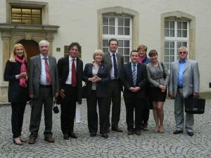 Die Delegation gemeinsam mit Piere Lorrang, Internationaler Sekretär und\r\nBeigeordneter Generalsekretär der luxemburgischen CSV, vor dem Sitz des\r\nPremierministers des Großherzogtums Luxemburg.