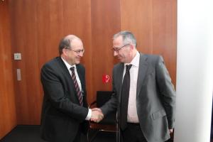 Mark Marku, Abgeordneter des Albanischen Nationalen Parlaments mit seinem Kollegen aus dem Deutschen Bundestag Arnold Vaatz