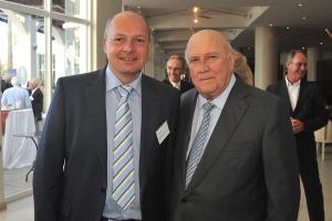 Der ehemalige Praesident FW de Klerk mit AM Dr. Holger Dix waehrend der Konferenz "Uniting Behind the Constitution" am 02.02.2013 in Kapstadt.