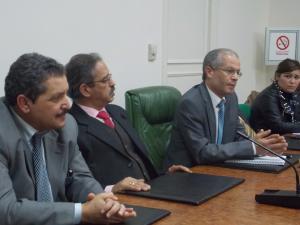 Rencontre avec des membres de l'Assemblée Nationale Constituante, de gauche à droite : Fadhel Moussa, Chokri Kastalli, Imed Hammami, président de la Commission des Collectivités locales