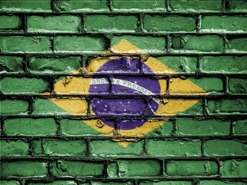 Die Flagge von Brasilien auf einer Backsteinmauer. 