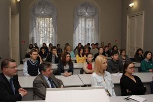 Reges Interesse seitens der Studenten der Staatlichen Universität St. Petersburg. Erste Reihe: Dr. Alexander Kurochkin, Dozent der Fakultät für Politologie, und Prof. Stanislav G. Eremeev, Dekan der Fakultät für Politologie der Staatlichen Universität St. Petersburg.