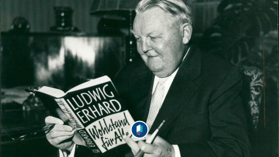 Ludwig Erhard liest sein Buch 