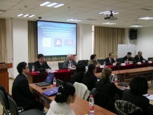 Experten-Panel mit (v.l.) Prof. Chen Yue, Prof. Klaus Segbers, Prof. Zhou Hong, Frank Hartmann, Prof. Pang Zhongying und Clemens Smolders