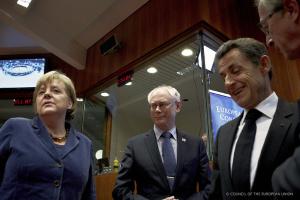 Bundeskanzlerin Angela Merkel mit dem Präsidenten des Europäischen Rates Herman van Rompuy und Staatspräsident Sarkozy