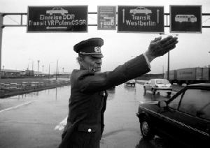 DDR-Grenzposten an der Transitstrecke nach West-Berlin