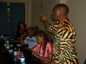 Medien-Workshop Dar es Salaam, KAS-Teamleiter Richard Shaba diskutiert mit.
