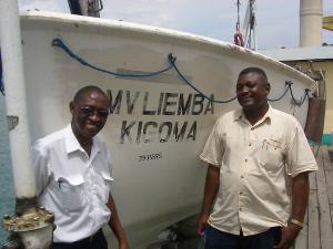 KAS-Teamleiter Richard Shaba (links) zusammen mit dem stv. Kapitän der Liemba. Das Schiff wurde in der deutschen Kolonialzeit gebaut und tut nun seit fast einhundert Jahren noch immer seinen Dienst auf dem Tanganyka-See.