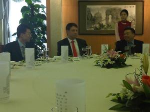 Arbeitsessen mit Vizeminister Lu / Internationale Abteilung des ZK der KP Chinas (Philipp Mißfelder, Vizeminister Lu)