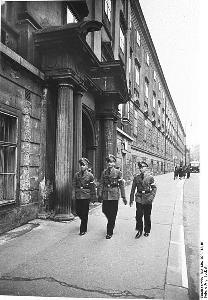 Drei Schüler in Uniform vor einer nationalsozialistischen Erziehungsanstalt (Napola)