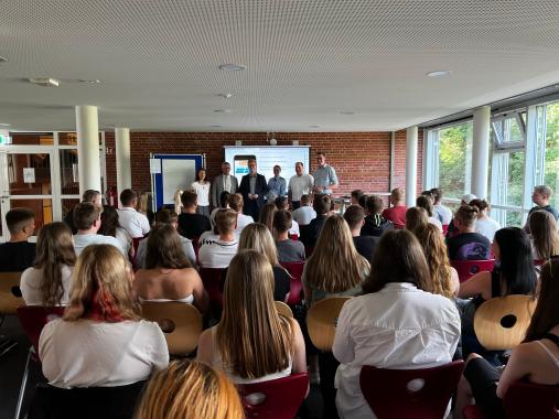 Diskussion mit jungen Menschen über Perspektiven und Möglichkeiten für die Zukunft unserer Gesellschaft.