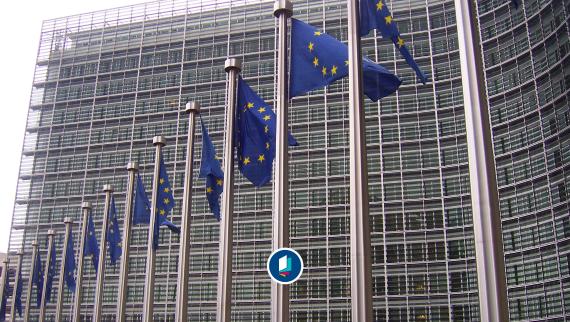 EU-Flaggen vor dem Berlaymont-Gebäude, Sitz der Europäischen Kommission.