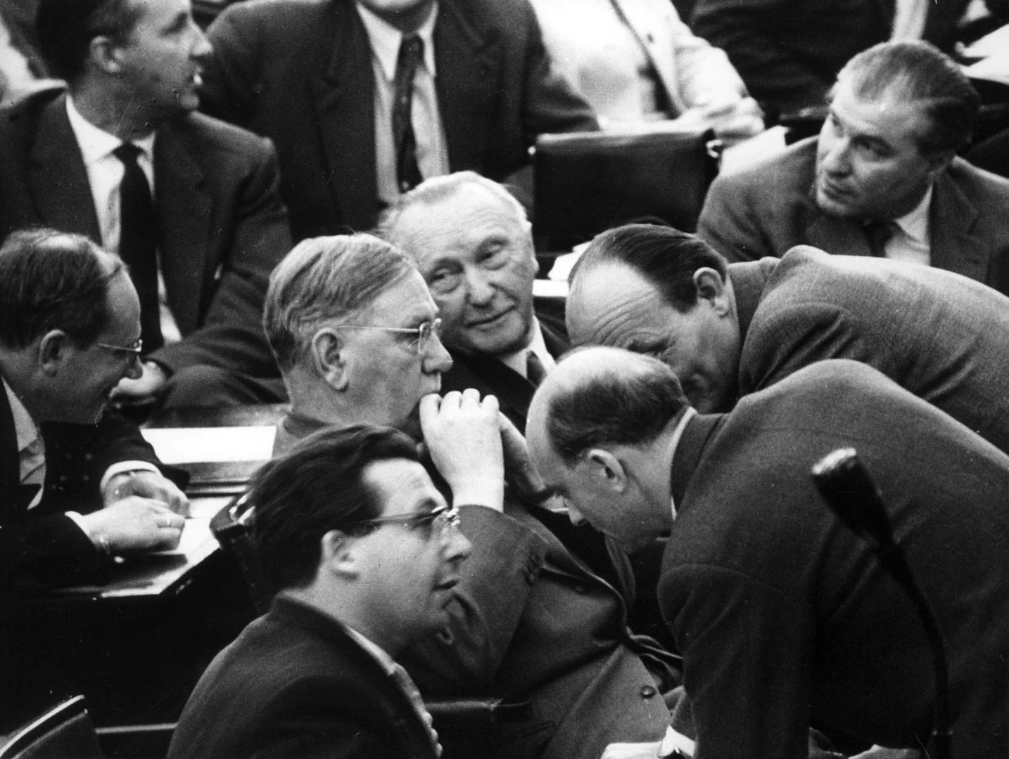 Fraktionsbesprechung von CDU/CSU während der außenpolitischen Debatte im Bundestag in Bonn am 20.03.1958