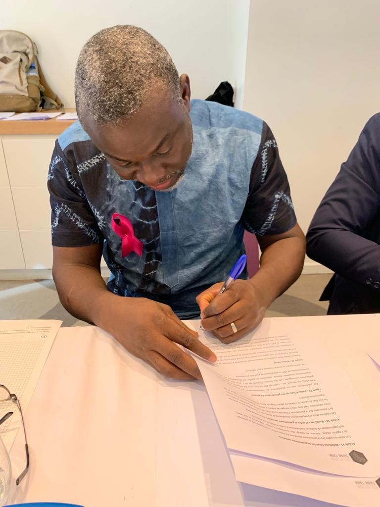 Signature de la charte de STT par Hervé Akinocho (CROP, Togo)