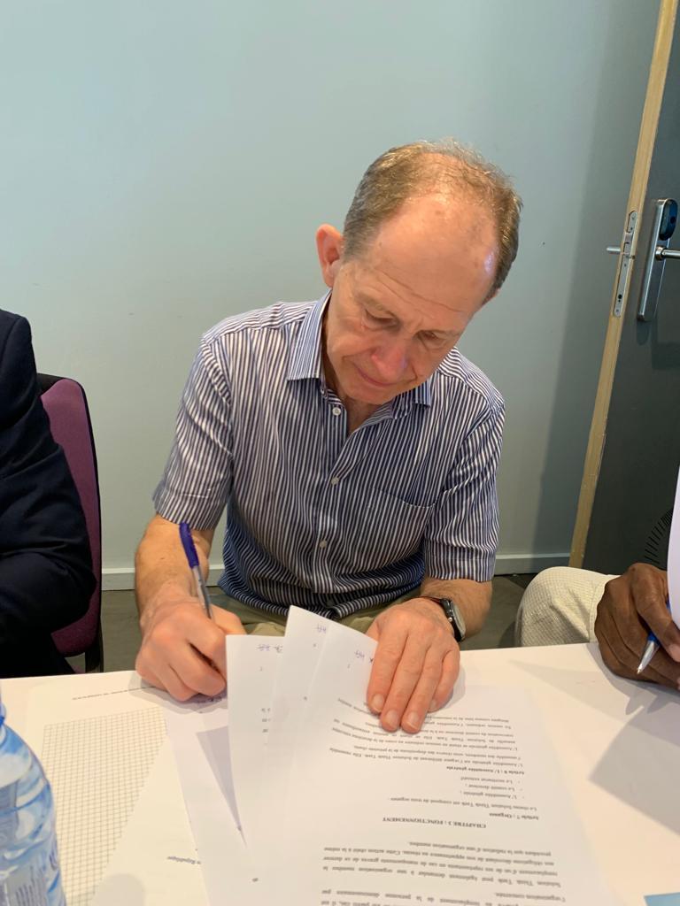 Signature de la charte de STT par Paul Melly (Chatham House, R.-U