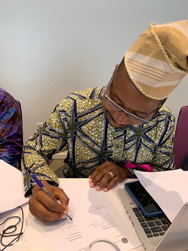 Signature de la charte de STT par Dr