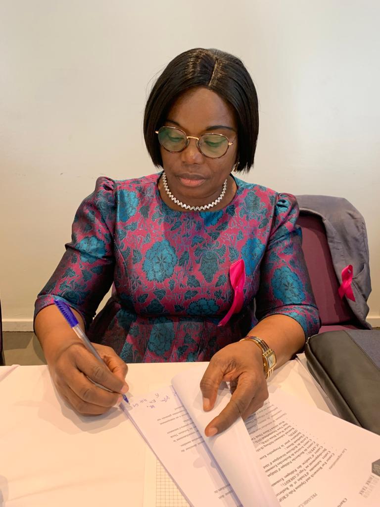 Signature de la charte de STT par Blanche Sonon (Social Watch, Bénin)