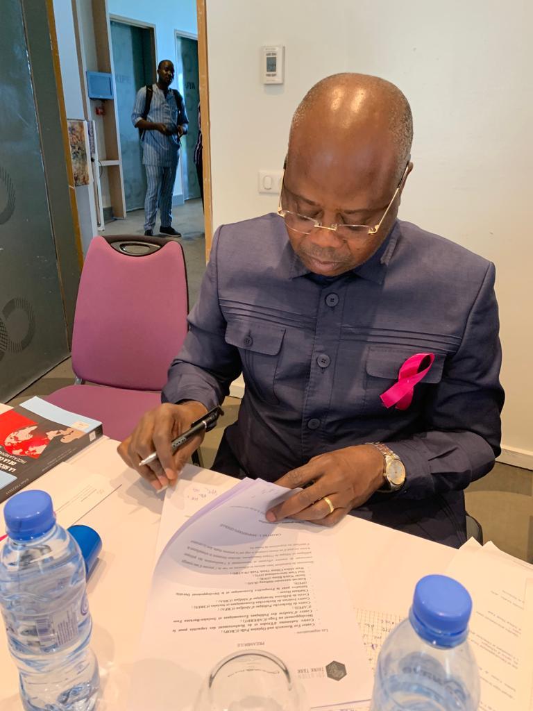 Signature de la charte de STT par Dr