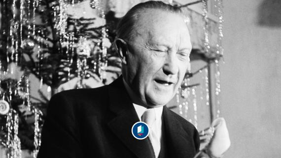 Bundeskanzler Konrad Adenauer besucht am 7. Dezember 1951 die Weihnachtsfeier im Bonner Waisenhaus in der Weststraße (im Hintergrund Weihnachtsbaum).