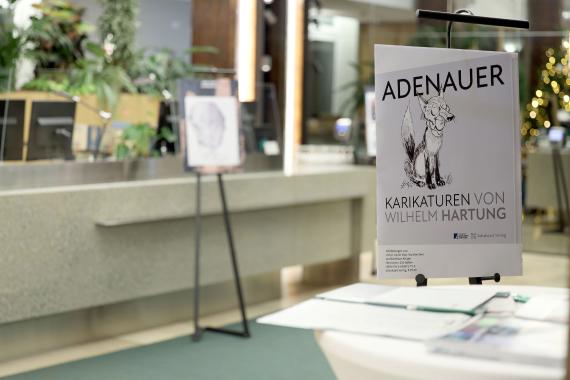 Werbeplakat für den Hartung-Karikaturenband in der Schalterhalle der PSD Bank