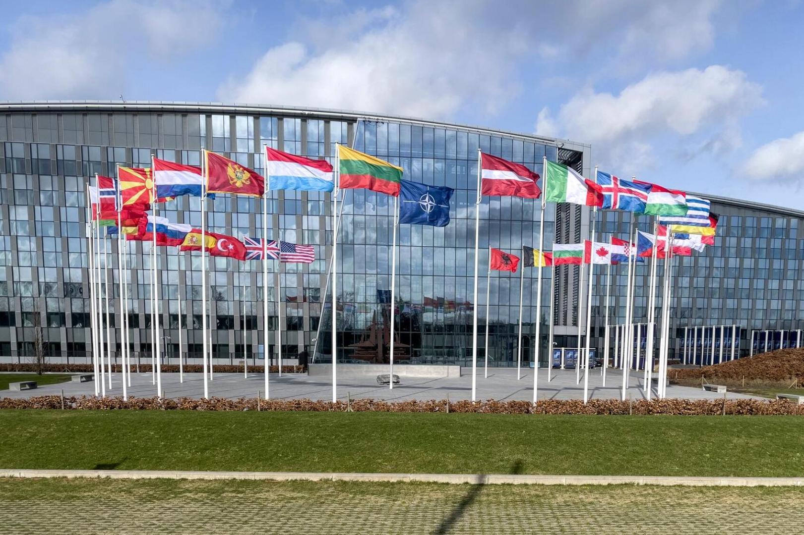 NATO-Hauptquartier mit Flaggen der Mitgliedsstaaten