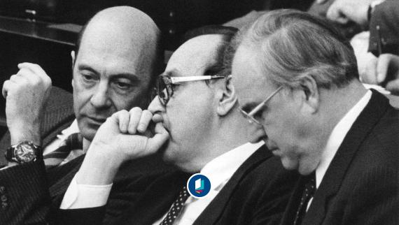 Verteidigungsminister Manfred Wörner (CDU), Außenminister Hans-Dietrich Genscher (FDP) und Bundeskanzler Helmut Kohl (CDU) am 21. November 1983 auf der Regierungsbank (v.l.n.r.).