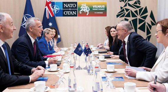 NATO-Generalsekretär Jens Stoltenberg (2. v.l.) und Anthony Albanese (r.), Premierminister Australiens, bei einem bilateralen Treffen am 11. Juli 2023 in Vilnius, Litauen.