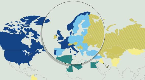 Zu sehen ist eine Karte mit farblicher Zuordnung zu den NATO-Mitgliedsstaaten. Die NATO wurde am 4. April 1949 von zwölf ­Staaten aus Europa und Nordamerika gegründet. Seitdem sind in mehreren Erweiterungsrunden (1952, 1955, 1982, 1999, 2004, 2009, 2017, 2020 und 2023/24) 20 weitere Staaten der NATO beigetreten. Aktuell gibt es 32 Mitglieder.