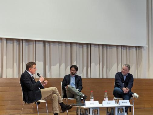 Das Podium bei der anschließenden Diskussion