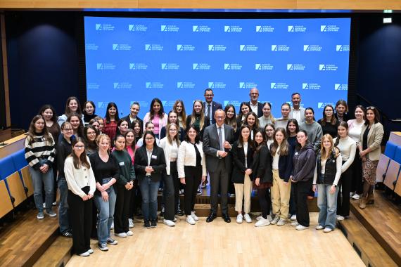Gruppenfoto von Teilnehmerinnen des Girls' Day 2024 zusammen mit Friedrich März