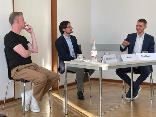 Podium mit Lars Zimmermann, Moderator Prof. Frank Pisch, Christian Stuffrein
